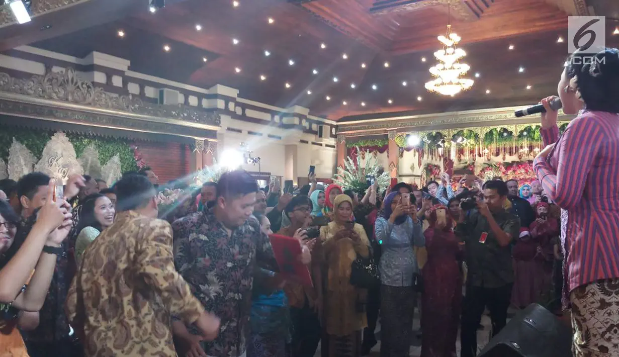 Vicky Shu bernyanyi dalam resepsi pernikahan putri Presiden Jokowi, Kahiyang Ayu dan Bobby Nasution di Gedung Graha Saba Buana, Solo, Rabu (8/11). Vicky tampil mengenakan pakaian adat Jawa lengkap dengan sanggul. (Liputan6.com/Luqman Rimadi)