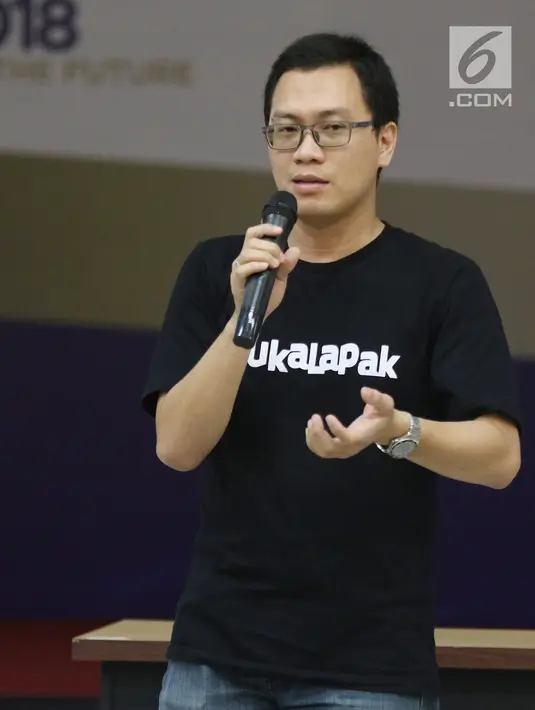VP of Talent Bukalapak Gema Buana Putra menjadi pembicara dalam Emtek Goes To Campus di UGM, Yogyakarta, Selasa (16/10/2018). EGTC juga menghadirkan kompetisi news presenter, inspiring sharing dan entertainment talk. (Liputan6.com/Herman Zakharia)