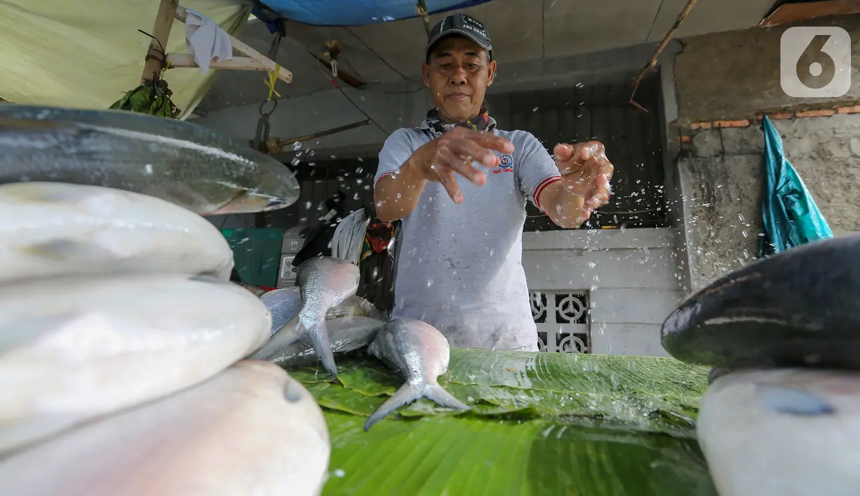 Pedagang menjual ikan bandeng dari air tambak di kawasan Rawa Belong, Jakarta, Rabu (10/2/2021). Menjelang perayaan Imlek atau Tahun Baru China, penjualan ikan bandeng tambak sepi pembeli akibat pandemi Covid-19 dibanding tahun sebelumnya. (Liputan6.com/Fery Pradolo)