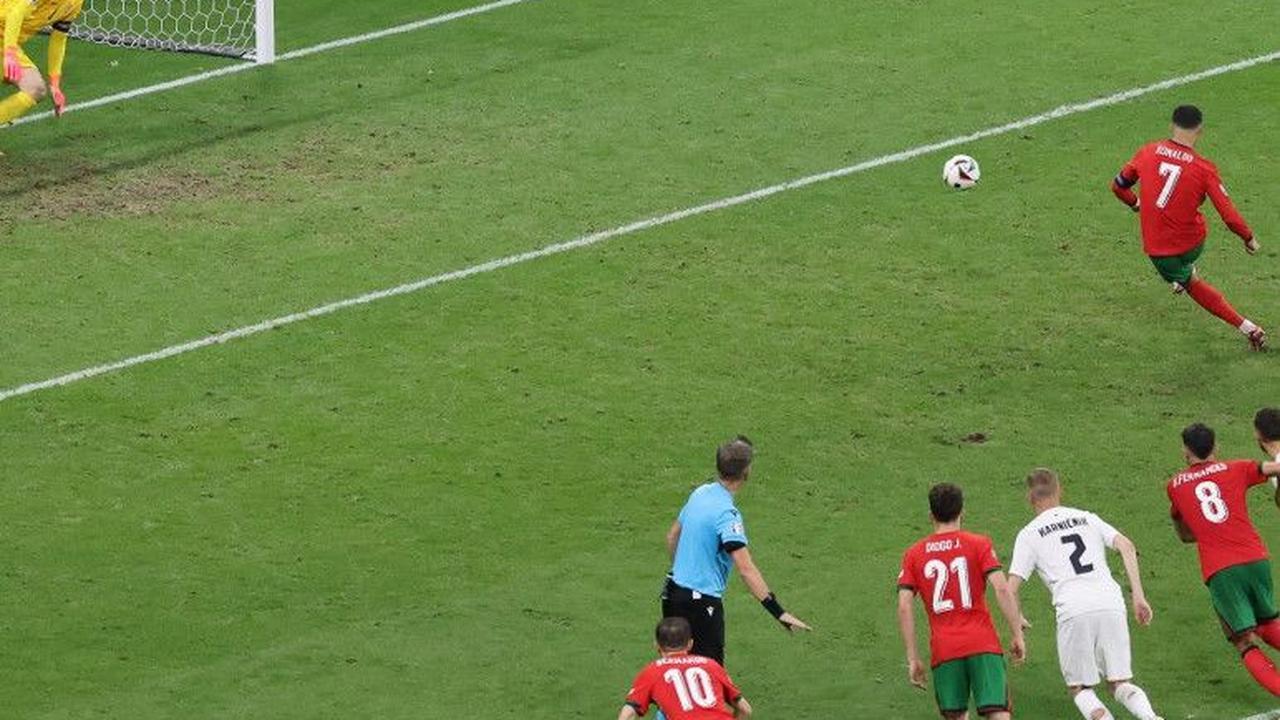 Hanya saja, tendangan Cristiano Ronaldo ke sisi kanan gawang berhasil dibaca dan digagalkan oleh Jan Oblak.