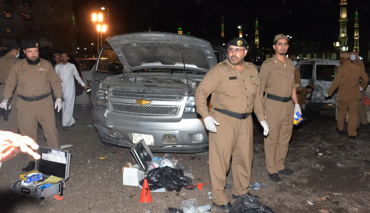 Pasukan darurat khusus berkumpul di lokasi ledakan bom bunuh diri di pos keamanan di dekat Masjid Nabawi, Madinah, Senin (4/7). Empat orang pasukan keamanan meninggal di tempat dan 5 orang pasukan keamanan lainnya luka-luka. (STR/AFP)