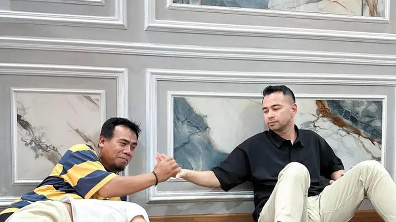7 Potret Raffi Ahmad ke Rumah Mendiang Mpok Alpa, Kuatkan Suami dan Anak