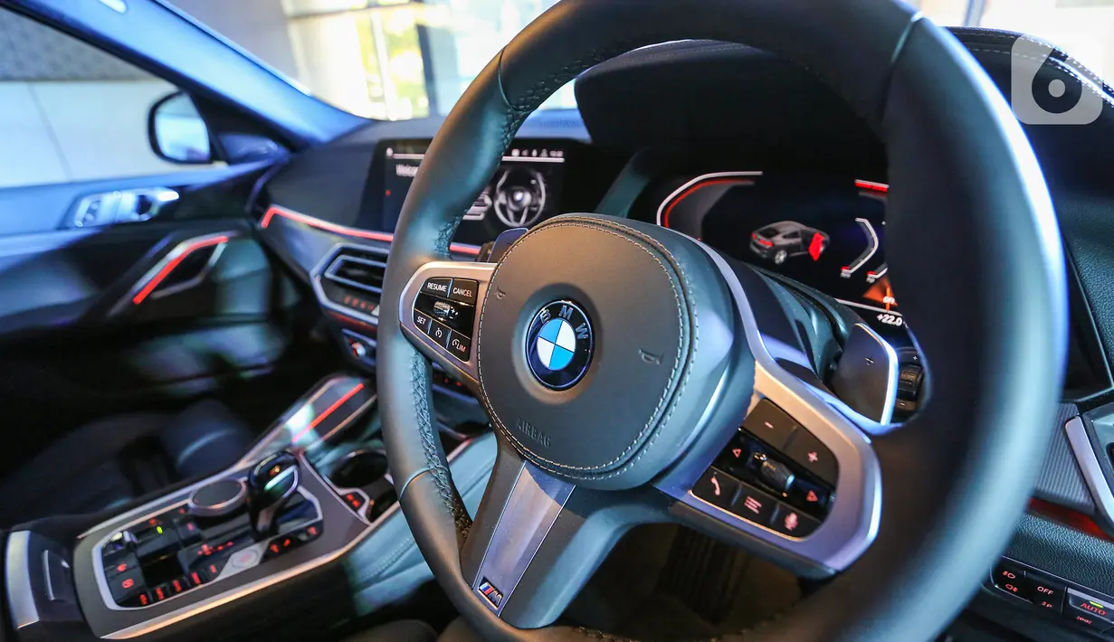 Desain Interior all-new BMW X6 saat peluncuran di German Centre BSD, Tangsel. Fitur kontrol iklim otomatis 2.5 zona, tempat cangkir termoelektrik, Apple CarPlay nirkabel, Parking Assitant termasuk Reversing Assistant dan Harman/Kardon Surround System 16 speakers, 464 W. (Liputan6.com/Fery Pradolo)