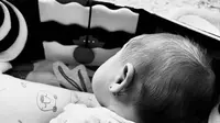 Erina Gudono Unggah Foto Bebingah Sedang Tummy Time, Apa Sih Manfaat Bayi Latihan Tengkurap?