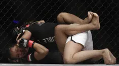 Petarung Indonesia, Priscilla Lumban Gaol, mengunci petarung India, Puja Tomar, saat bertarung pada laga ONE Championship di Istora Senayan, Jakarta, Sabtu (19/1). Priscilla kalah dari Puja. (Bola.com/M. Iqbal Ichsan)