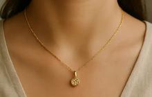 Tunjukkan Gaya Berkelas Lewat 7 Kalung Emas Model Baru dan Eksklusif untuk Acara Arisan