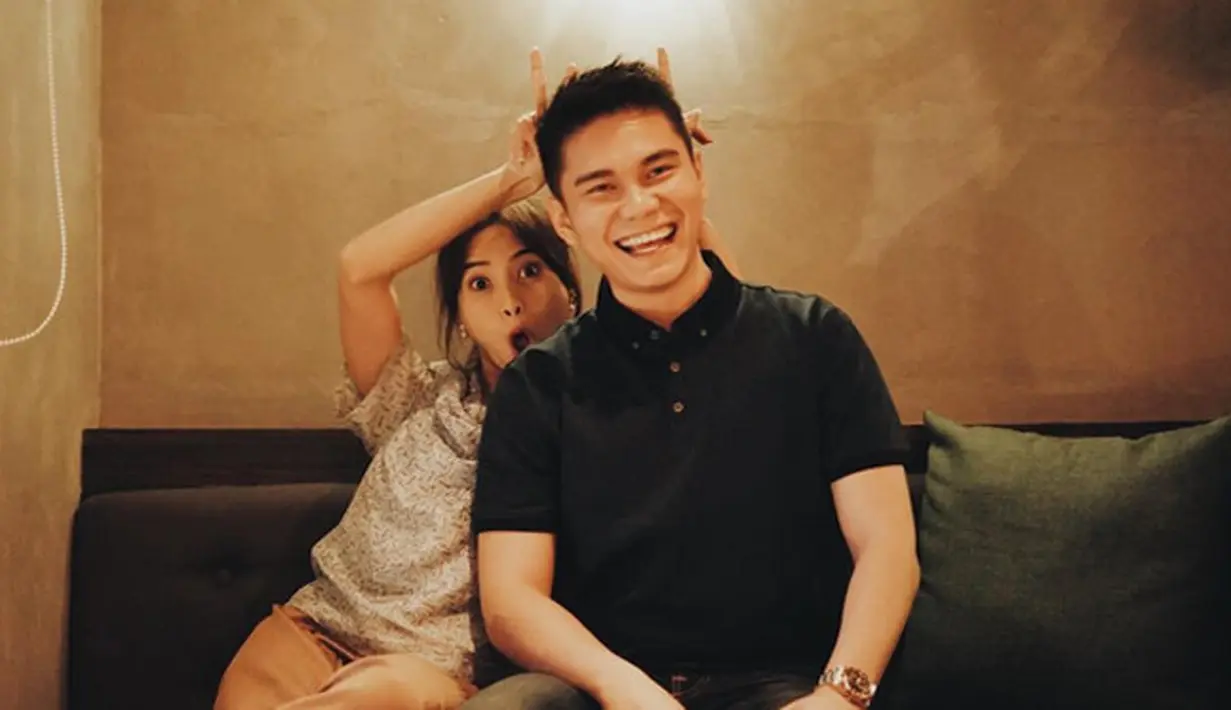 Keceriaan begitu terlihat pada Acha Septriasa yang kini tengah mengandung janin buah cintanya dengan Vicky Kharisma. Foto hitam putih yang diunggah suaminya berpose dengan perut buncitnya itu, Acha tampil cantik. (Instagram/vickykharisma)