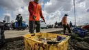 Petugas kebersihan membawa sampah laut di Pelabuhan Kali Adem, Jakarta, Senin (1/1). Banyaknya sampah plastik dibandingkan ikan yang gagal dikelola dengan baik membuat limbah yang mengakibatkan laut tercemar. (Liputan6.com/Faizal Fanani)