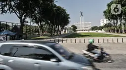 Pengendara saat melintas di depan Lapangan Banteng, Jakarta, Senin (7/9/2020). Pemkot Jakarta Pusat menyiapkan 9 titik untuk kios usaha kecil dan menengah (UKM) di trotoar guna memfasilitasi pejalan kaki. (merdeka.com/Iqbal S. Nugroho)