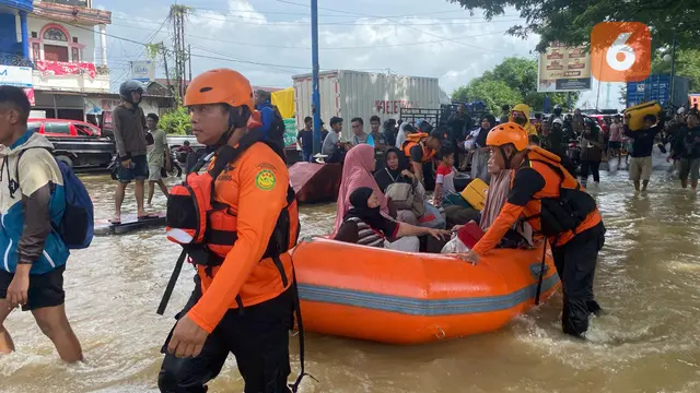 Basarnas Makassar evakuasi warga terdampak banjir di Maros (Liputan6.com/Istimewa)