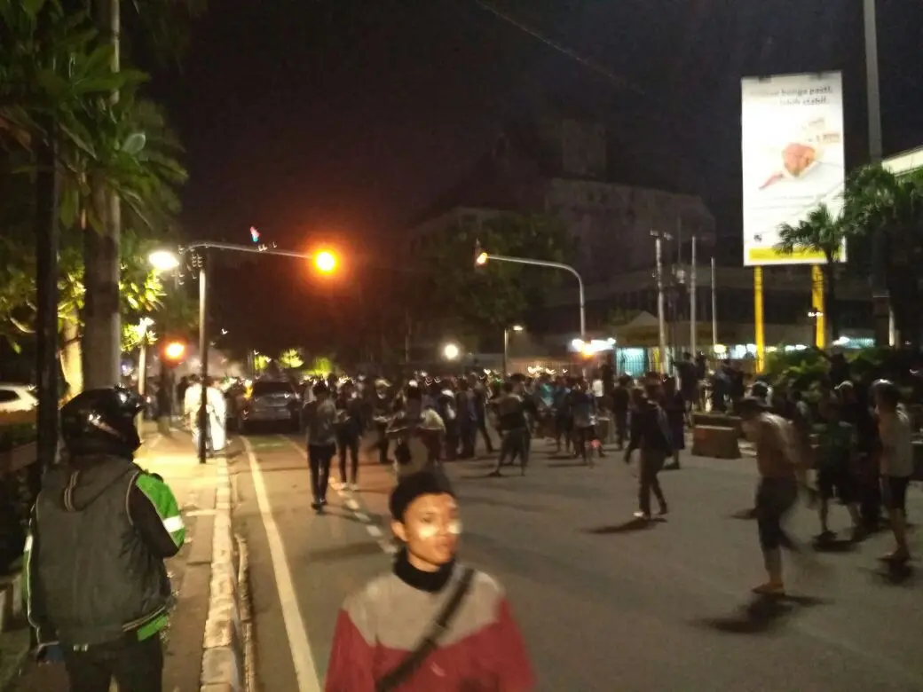 Massa yang berjumlah ratusan tersebut melempari polisi, setelah aparat membubarkan dengan gas air mata di YLBHI. (Liputan6.com/Moch Harun Syah)