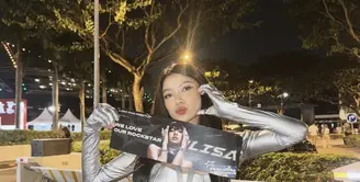 Regina Phoenix tampil totalitas saat fan meet  Lisa BLACKPINK di Singapura. [Foto: Instagram/ Reginaaphx]