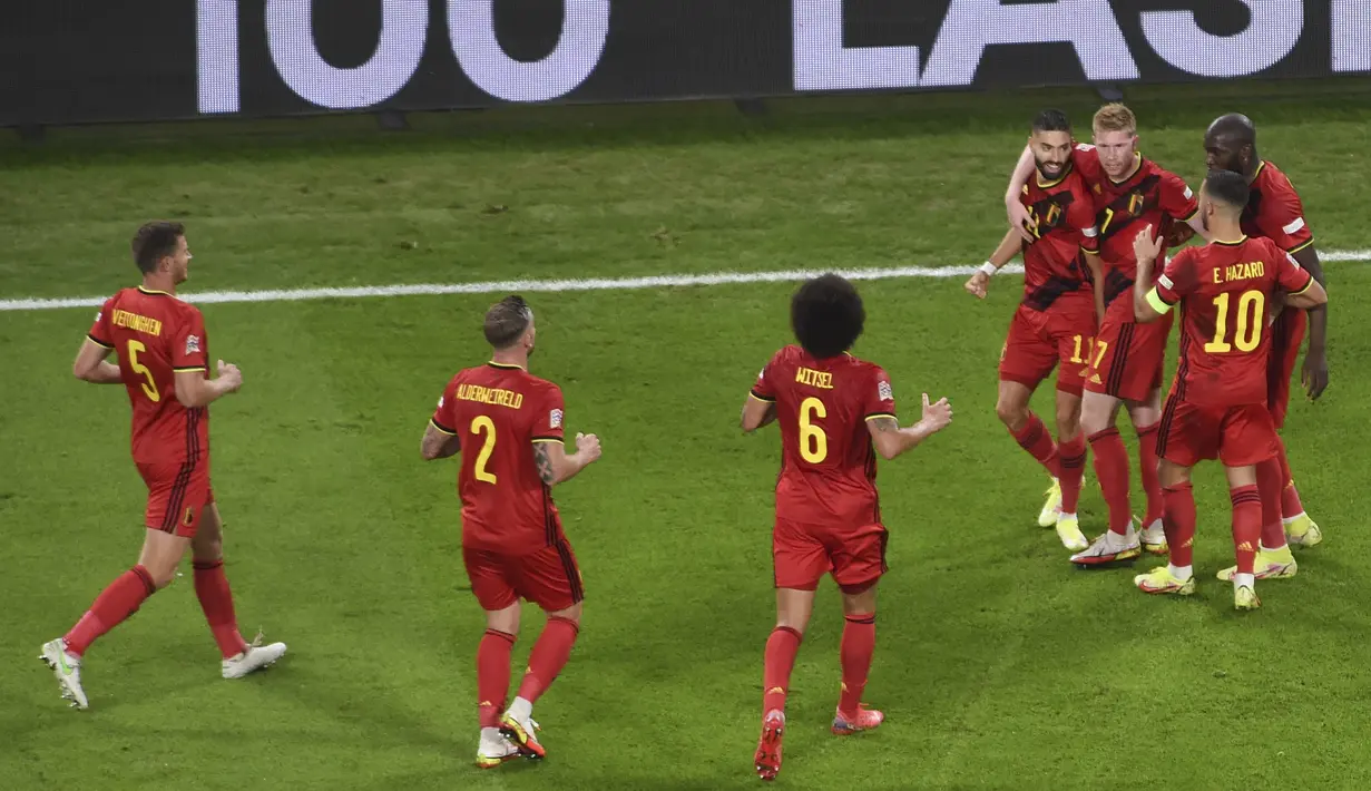 Gelandang Belgia, Yannick Carrasco diberi selamat rekan setimnya setelah mencetak gol ke gawang Prancis pada pertandingan semifinal UEFA Nations League di stadion Juventus, di Turin, Italia, Jumat (8/10/2021). Prancis menang tipis atas Belgia 3-2. (Massimo Rana/Pool Photo via AP)