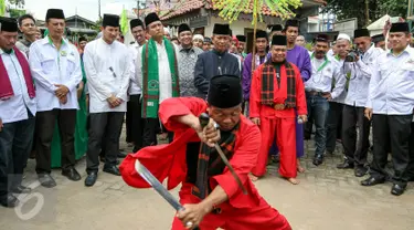 Dua bakal Cagub DKI Jakarta, Yusril Ihza Mahendra dan Sandiaga Uno hadiri pelantikan dewan Pimpinan Pusat Rumpun Masyarakat Betawi (RMB) di Balai Rakyat Condet, Kramat Jati, Jakarta Timur, Minggu (20/3/2016). (Liputan6.com/Yoppy Renato)