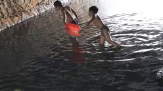 Anak-anak bermain sambil mencari ikan di Kali Pancoran, Jakarta, Jumat (14/9). Meski air kali yang keruh dan kotor dapat menyebabkan gangguan kesehatan, tidak menyurutkan niat anak-anak tersebut untuk tetap bermain. (Liputan6.com/Immanuel Antonius)