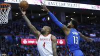 Pemain Rockets, P.J. Tucker #4 melakukan layup saat diadang pemain Oklahoma, Paul George #13  pada laga NBA basketball game di Chesapeake Energy Arena, Oklahoma City, (6/3/2018). Rockets menang 122-112. (AP/Sue Ogrocki)
