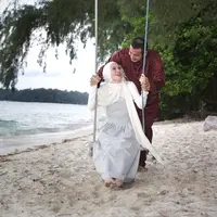 Pesinetron Boy Hamzah dan istri, Rina Amalia selalu menunjukkan kemesraan didepan anak-anaknya. Pasangan ini membina rumah tangga sejak 19 Januari 2013.Dan kini telah dikaruniai dua orang buah hati. (Bambang E. Ros/Bintang.com)