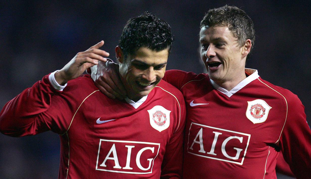 Ole Gunnar Solskjaer (kanan) dan Cristiano Ronaldo ternyata pernah menjadi rekan setim di Manchester United pada kurun 2003-2007. Kini, mereka kembali bertemu usai Ole diangkat sebagai manajer pada tahun 2018 dan Ronaldo yang memilih kembali ke Old Trafford pada musim panas lalu. (AFP/Paul Ellis)