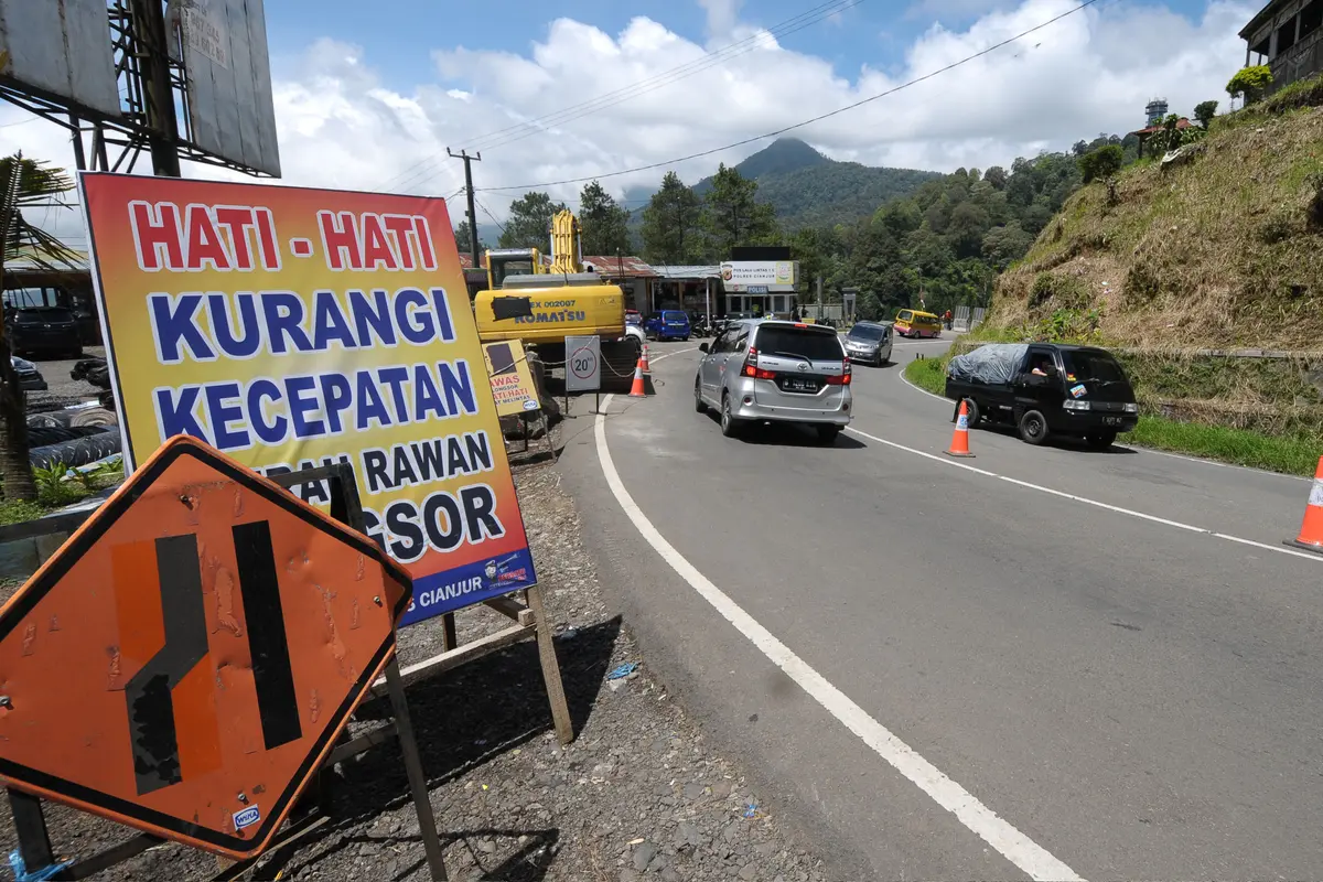 Jalur Longsor Puncak Pass