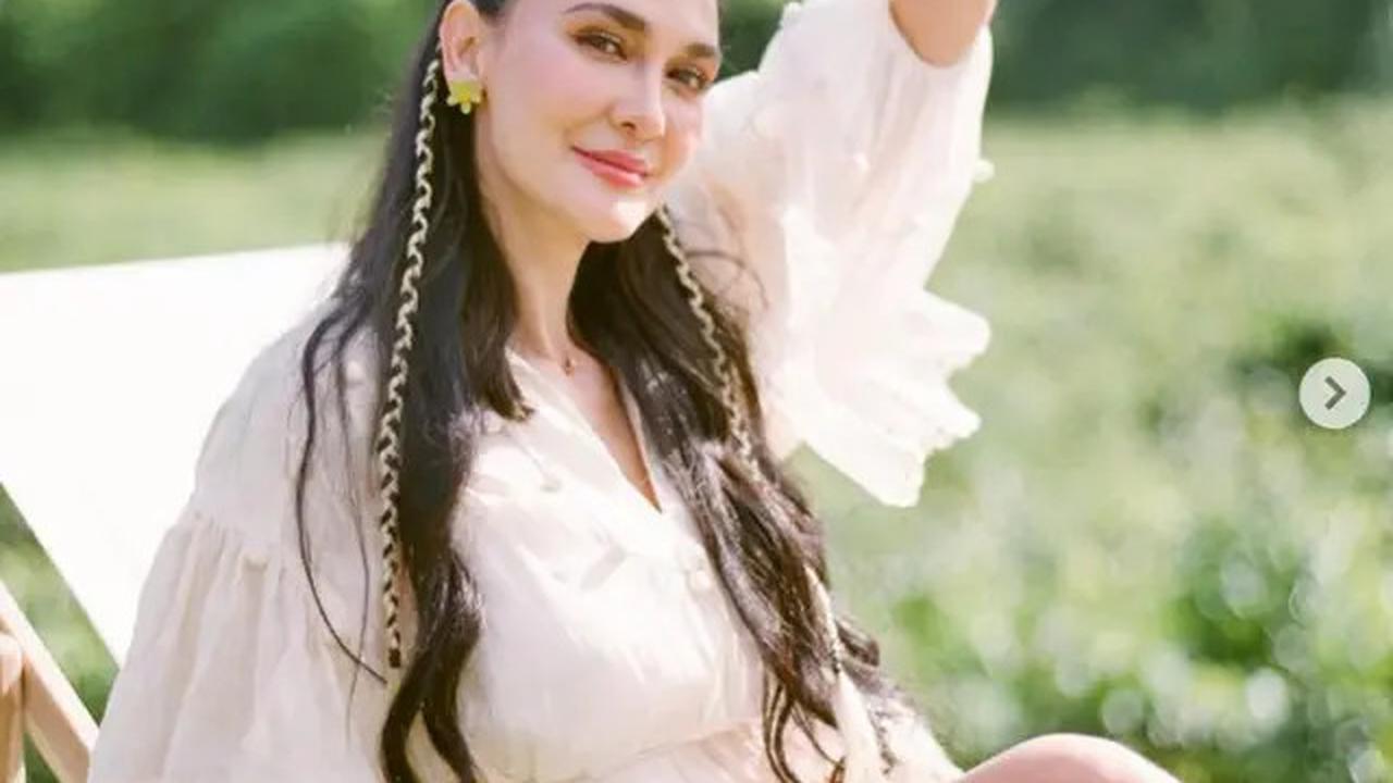 6 Model Rambut Panjang Bergelombang ala Luna Maya, Simpel Tapi Classy