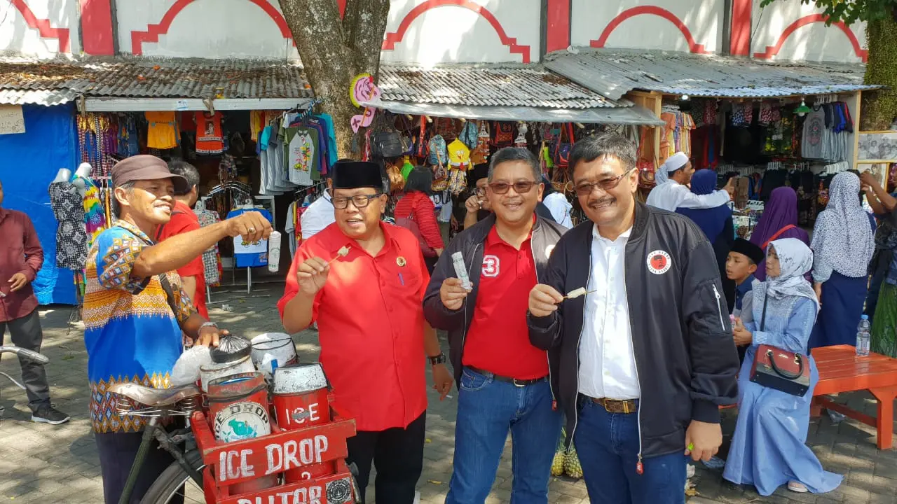 Mantan Gubernur DKI Jakarta Djarot Saiful Hidayat bersama Sekretaris Jenderal PDIP Hasto Kristiyanto menyambangi makam Sukarno
