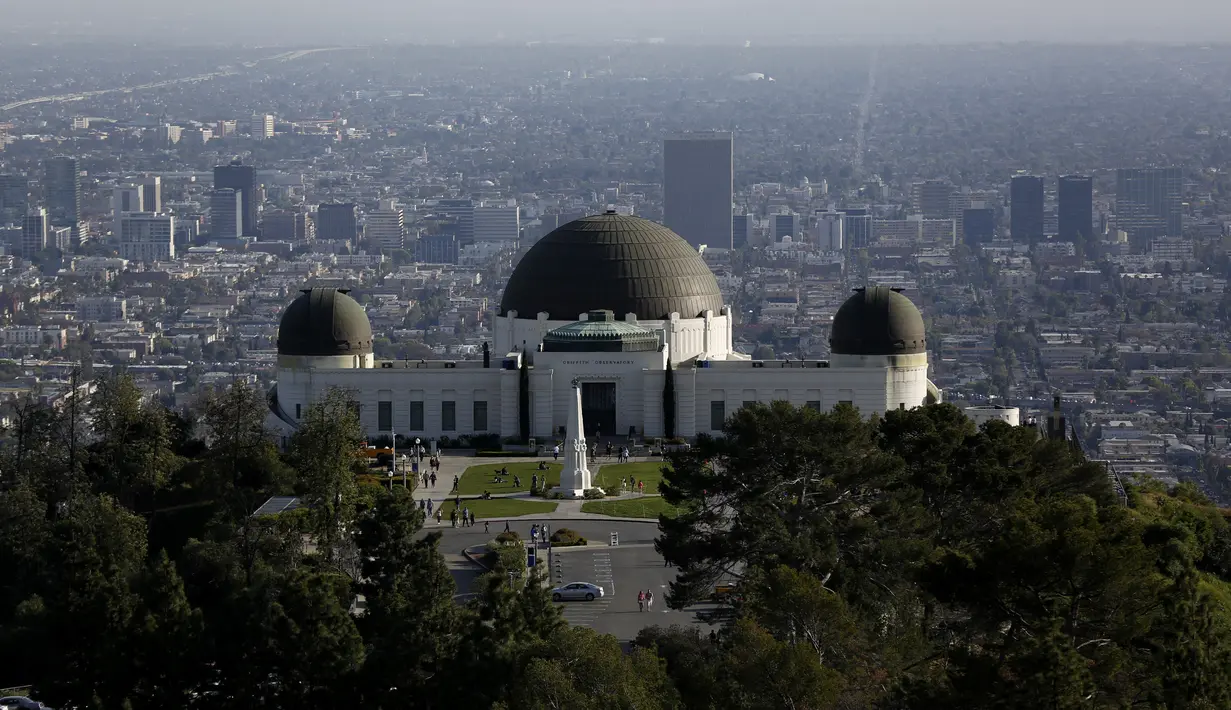 Bangunan Griffith Observatory & Planetarium, California (14/3/2016). Dari bangunan ini bisa melihat Kota Los Angeles secara menyeluruh. (Reuters/ Mario Anzuoni)