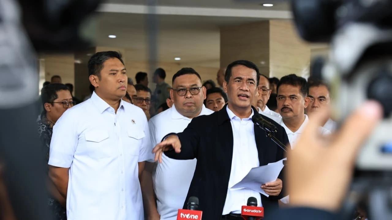 Mentan Amran saat melepas bantuan Kementan Peduli tahap 2 sebanyak 153 truk di Kampus Kementerian Pertanian