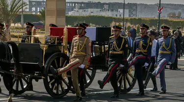 Kereta kuda membawa peti jenazah mantan presiden Hosni Mubarak saat upacara pemakaman di Masjid Tantawi, Kairo, Mesir, Rabu (26/2/2020). Upacara pemakaman Mubarak dilakukan secara militer. (AP Photo/Hamada Elrasam)