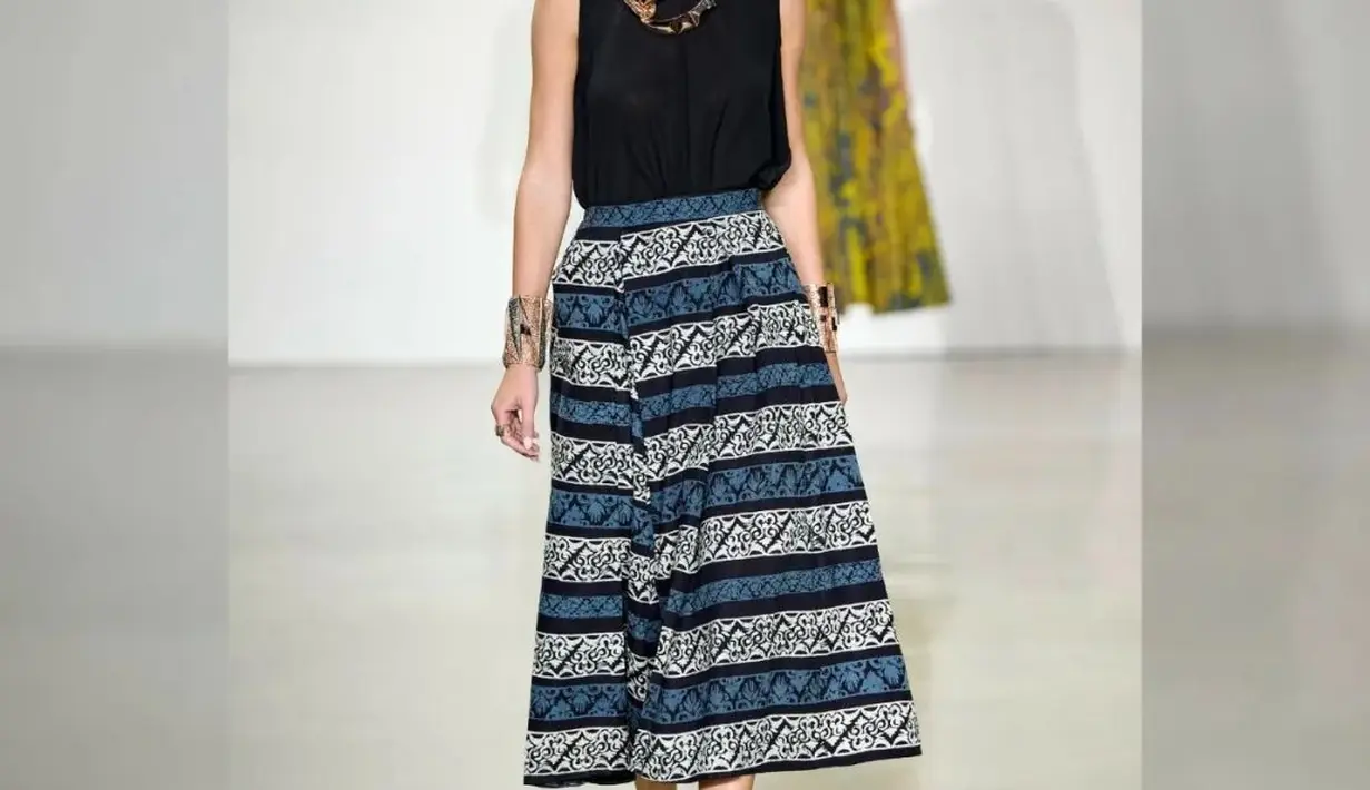 Batik di koleksi ini tersebut dilukis dengan tangan oleh anak-anak berkebutuhan khusus.