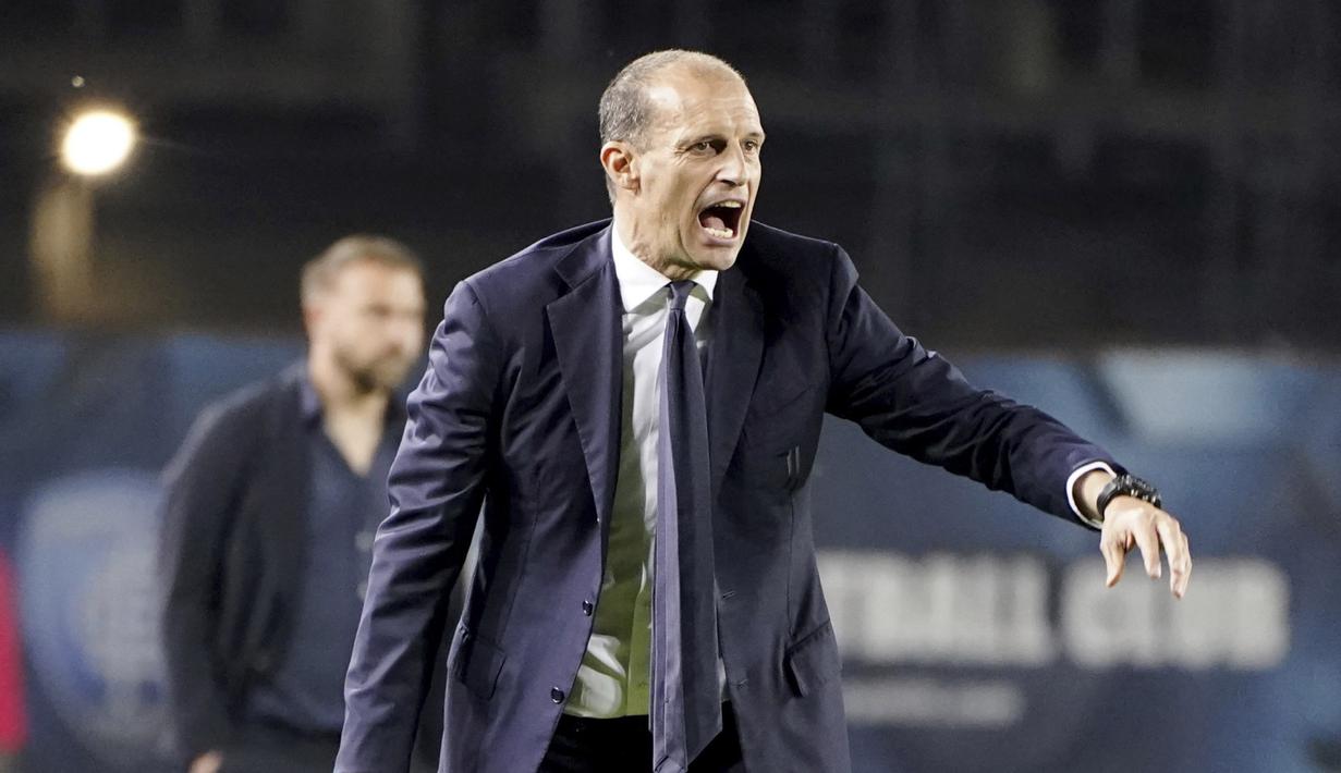 Pelatih Juventus, Massimiliano Allegri, memeberi arahan kepada anak asuhnya saat melawan Empoli pada pekan ke-36 Liga Italia 2022/2023 di Stadio Carlo Castellani, Senin (22/5/2023). Juve kalah telak 1-4 dari Empoli. (Marco Bucco/LaPresse via AP)