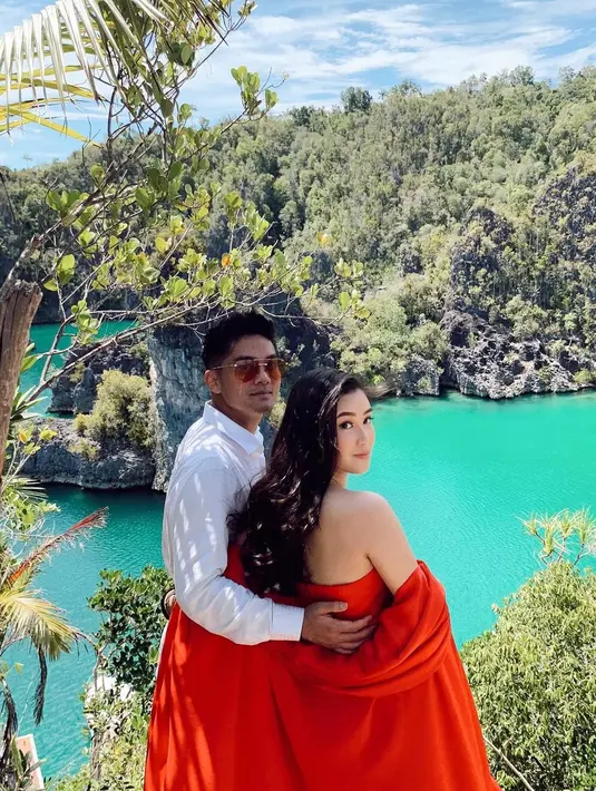 Boy dan Karen tidak ingin mengambil resiko atas pesta pernikahan yang digelarnya. Jika mereka memaksa tetap menyelenggarakannya, akan membahayakan keluarga dan tamu undangan yang hadir. (Instagram/karbearv)