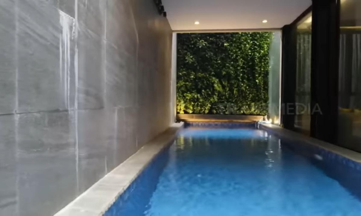 5 Potret Mewah Dapur Nisya Ahmad, Konsep Open Space di Samping Kolam Renang - Elegan dengan Sentuhan Warna Emas