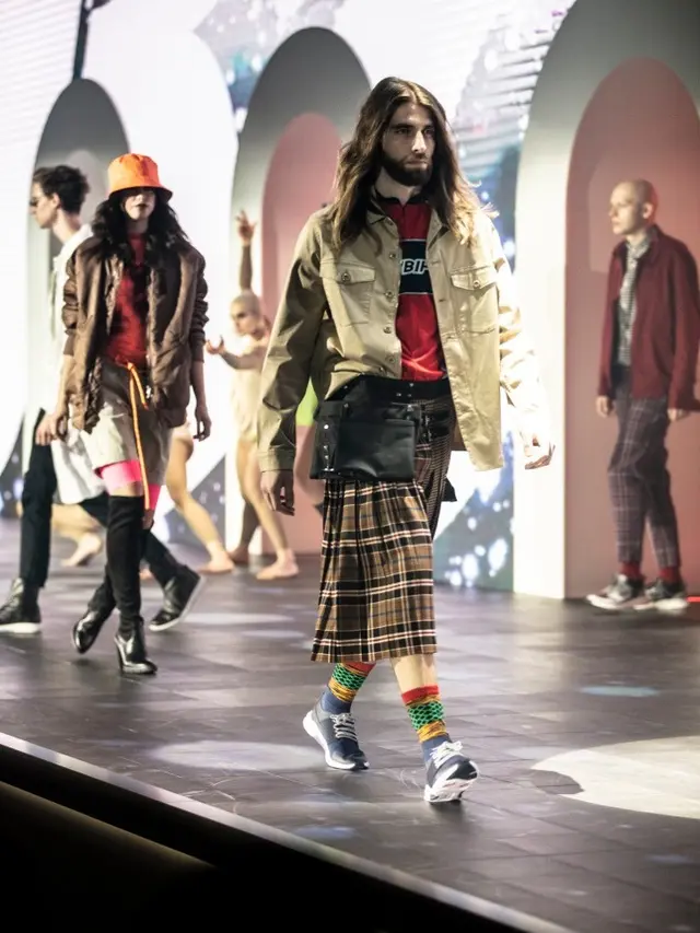 Membuka fashion show dengan model manula