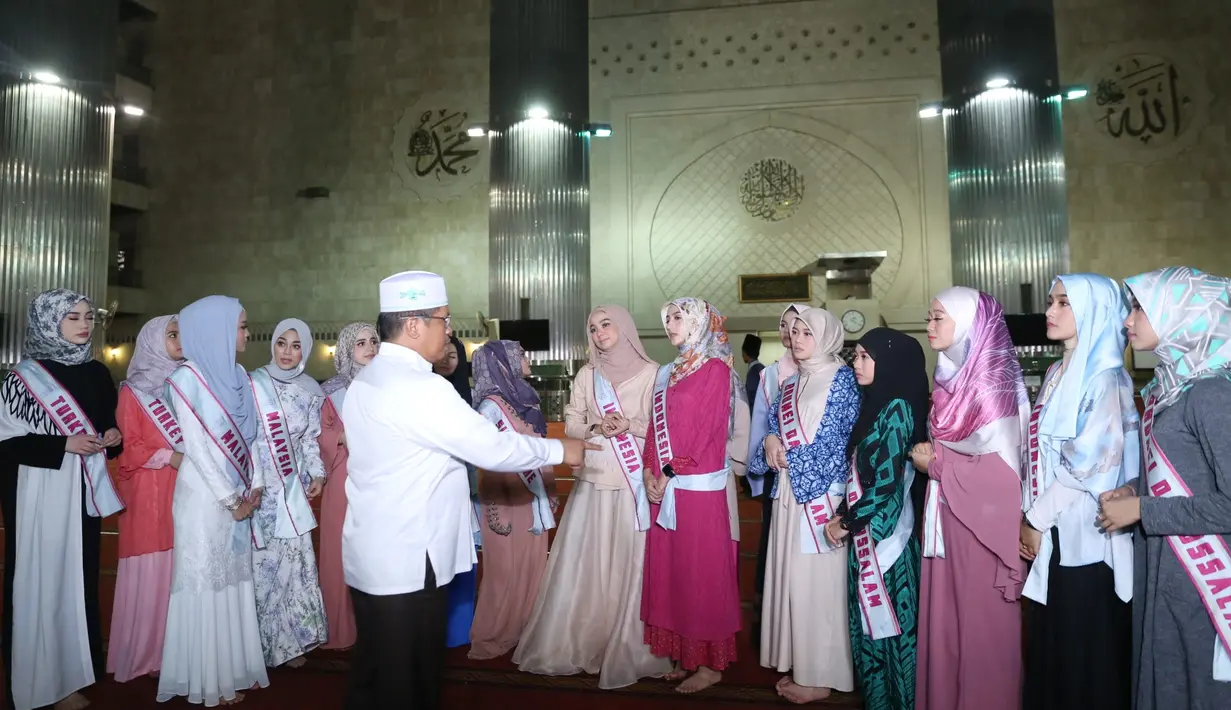 16 Finalis Puteri Muslimah Asia mengunjungi Masjid Istiqlal. Kegiatan ini menjadi salah satu rangkaian acara sebelum pada malam puncak yang akan di gelar pada 8 Mei 2018 mendatang. (Nurwahyunan/Bintang.com)