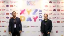 CEO KLY Steve Christian (kiri) dan Deputy CEO KLY Karaniya Dharmasaputra foto bersama di booth XYZ Day 2018, Jakarta, Rabu (25/4). XYZ Day merupakan ajang perkenalan KapanLagi Youniverse. (Liputan6.com/Herman Zakharia)