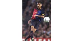 1. Josep Guardiola memulai petualangannya di dunia sepak bola dengan menjadi pemain dari Barcelona. Selama 10 musim dirinya bermain untuk klub asal Catalunya tersebut. (AFP/Patrick Hertzog)
