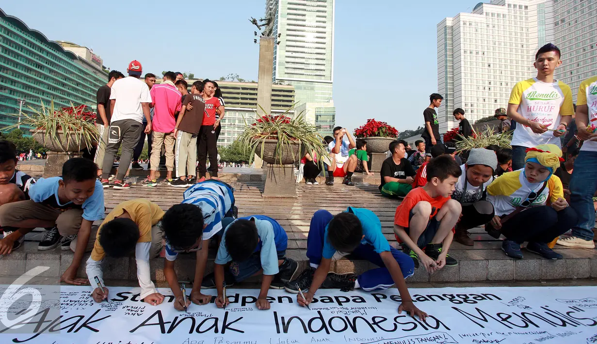 Sejumlah anak menulis di banner yang telah disediakan salah satu perusahaan alat tulis saat memperingati Hari Pelanggan Nasional di Bundaran Hotel Indonesia, Jakarta, Minggu, (6/9/2015). (Liputan6.com/Helmi Afandi) 