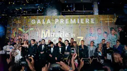 Gala premiere digelar pada 1 September 2022 di XXI Epicentrum, Jakarta, para pemain tentunya makin kompak untuk mempromosikan film tersebut kepada khalayak. Sederet artis Indonesia yang diundang di gala premiere film Miracle In Cell No. 7 ramai memuji film drama keluarga yang berhasil bikin emosi penonton naik turun ini. (Liputan6.com/IG/@bryandomani_bd_)