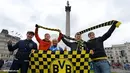 Supertoer Borussia Dortmund berfoto di sekitar Wembley Stadium.