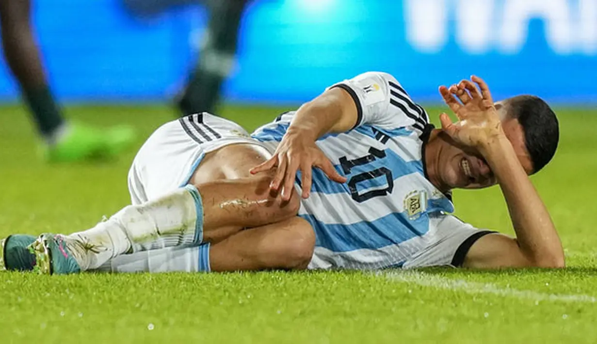 Pemain Timnas Argentina, Valentin Carboni, menangis setelah ditaklukkan Nigeria pada laga babak 16 besar Piala Dunia U-20 di Stadion Bicentenario, Argentina, Rabu (31/5/2023). Argentina menyerah dua gol tanpa balas. (AP Photo/Natacha Pisarenko)