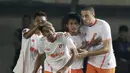 Pemain Perseru Serui merayakan gol yang dicetak oleh Nur Akbar ke gawang Tira Kabo pada laga Piala Presiden 2019 di Stadion Si Jalak Harupat, Jawa Barat, Kamis (7/3).  (Bola.com/M Iqbal Ichsan)