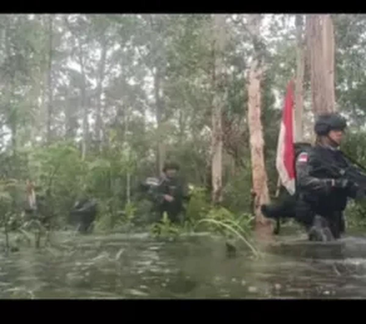 Seperti video yang diunggah akun Instagram @infokomando, terlihat prajurit TNI dengan senjata senpi laras panjangnya menyusuri sungai dan rawa.&nbsp; Namun dalam video tidak disebutkan mereka menjaga perbatasan wilayah mana.<br>