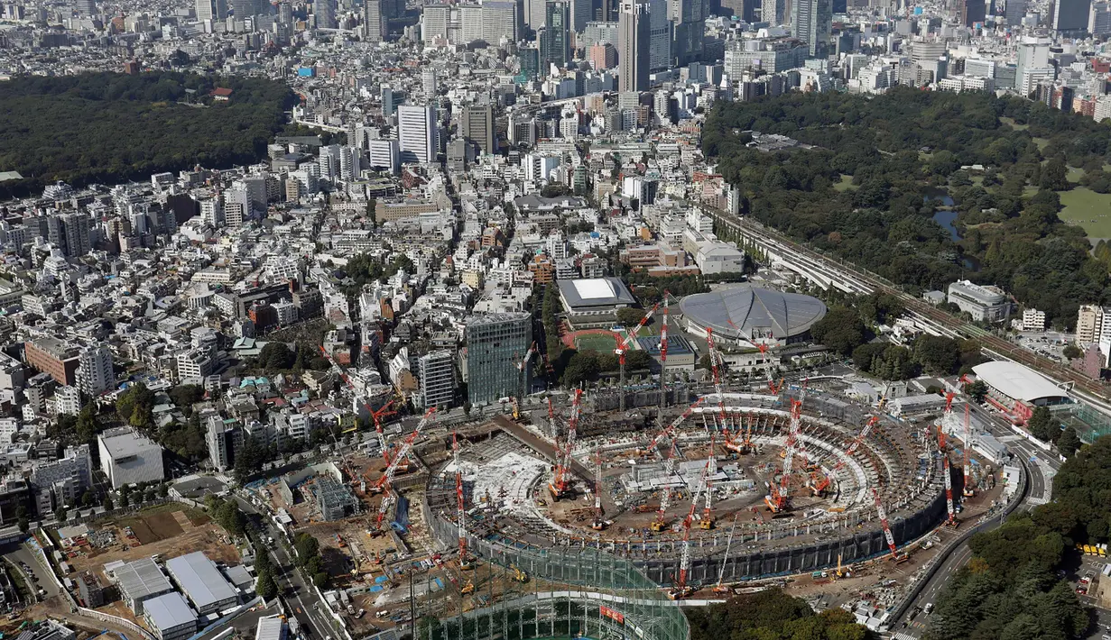 Foto udara menunjukkan pembangunan Stadion Nasional Jepang untuk Olimpiade 2020 di Tokyo pada 26 September 2017. Stadion ini diperkirakan menghabiskan biaya pembangunan sebesar 2 Miliar dollar Amerika. (AFP Photo/Jiji Press/Jepang Out)