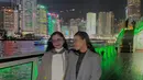 Rachel Vennya merayakan Hari Ibu dengan cara yang berbeda. Bersama sang mama, Vien Tasman, ia menikmati momen liburan dalam balutan coat panjang yang stylish. Kebersamaan mereka memancarkan kehangatan keluarga sekaligus gaya yang trendi. [@rachelvennya].