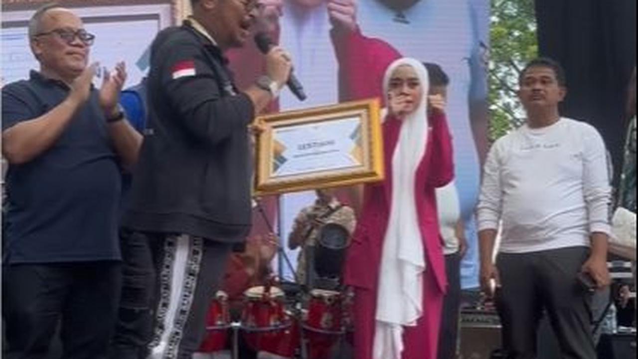 "Ini penghargaan negara, ini golden sertifikat tertinggi atas nama Kementerian Pertanian kepada Lesti menjadi Duta Petani Milenial," kata Menteri SYL dikutip Minggu (24/9).