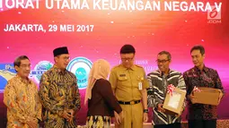 Menteri Agama, Lukman Hakim Saifuddin (kedua kiri) bersama Mendagri Tjahjo Kumolo usai menerima Laporan Hasil Pemeriksaan BPK RI atas Laporan Keuangan Kementerian/Lembaga di Jakarta, Senin (29/5/2017). (Liputan6.com/Helmi Fithriansyah)