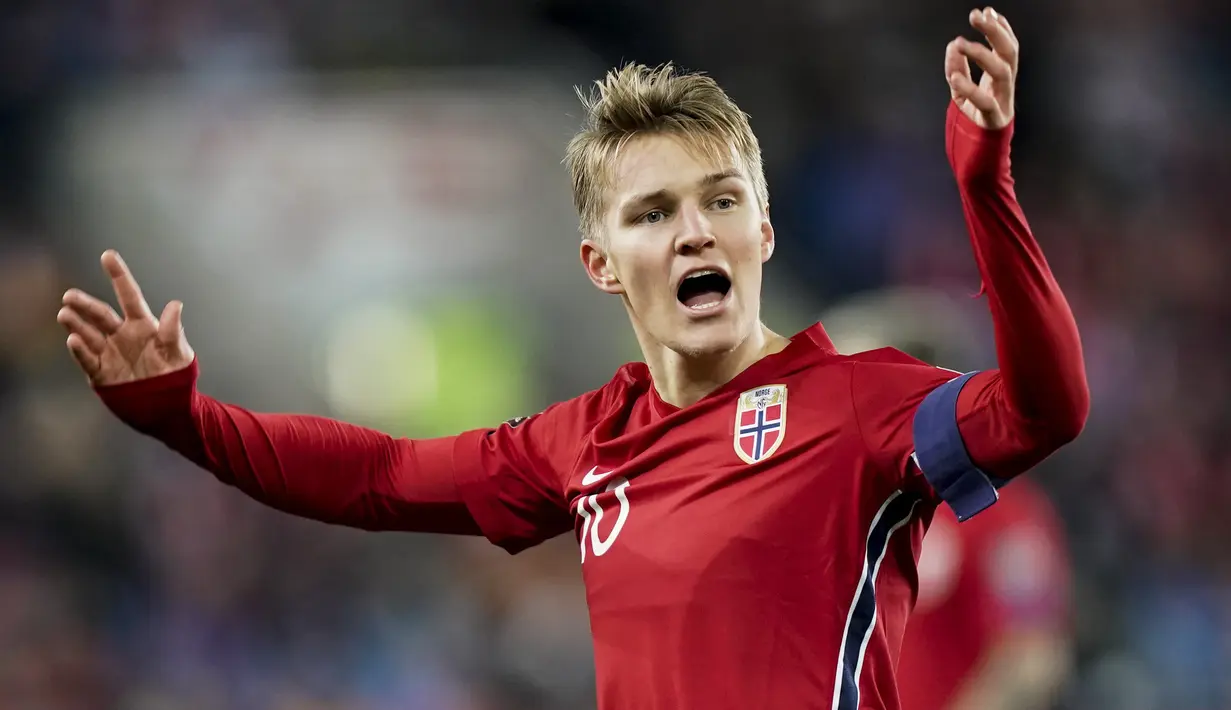 Martin Odegaard. Gelandang serang Norwegia ini melakukan debut bersama timnas senior saat berusia 15 tahun pada laga persahabatan melawan UAE yang berkesudahan 0-0, 27 Agustus 2014. Hingga kini ia telah mengoleksi 36 Caps dengan torehan 1 gol dan 7 assist. (NTB via AP/Terje Pedersen)