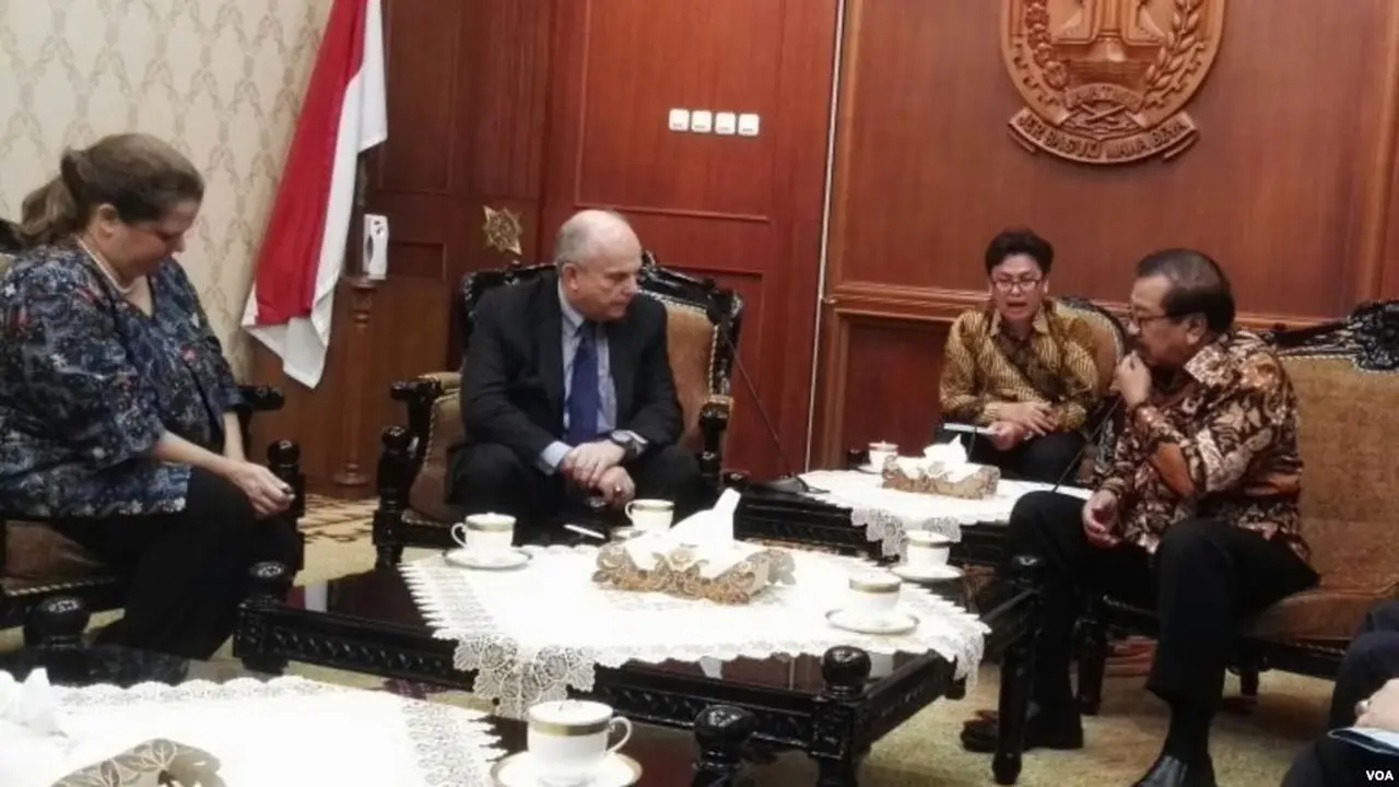 Dubes AS untuk Indonesia, Joseph R. Donovan Jr bertemu dengan Gubernur Jawa Timur, Soekarwo. (VOA/Petrus Riski)
