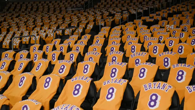 Kenang Kobe Byrant, LA Lakers Bagikan Kaus ke Penggemar