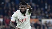 Franck Kessie - Tampil apik di lini tengah AC Milan membuat mantan pemain Atalanta ini menuntut kenaikan gaji. Jika manajemen Rossoneri tak mau menyanggupinya maka kemungkinan Kessie tak akan memperpanjang masa bakti dan akan pindah secara gratis. (AFP/Filippo Monteforte)